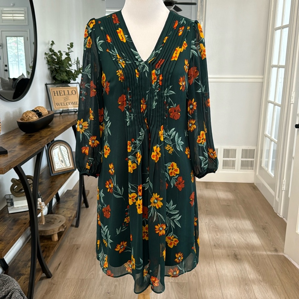 Like new Calvin Klein Emerald Green floral shift dress. Super flattering, Size 4